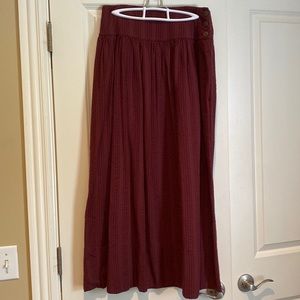 Free People Size Medium Textured Flowy Skirt with Wooden Buttons - Pockets!